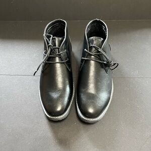 London Fog Black Chukka Boots Sleek Leather Design NEW